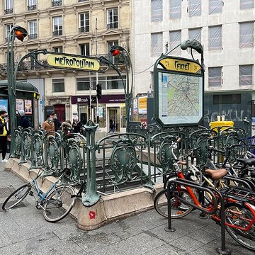 Métropolitain, station Cadet