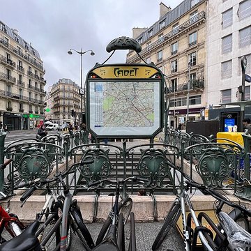 Métropolitain, station Cadet