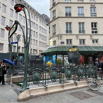 Métropolitain, station Cadet