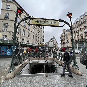 Métropolitain, station Cadet