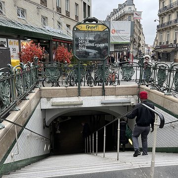 Métropolitain, station Cadet