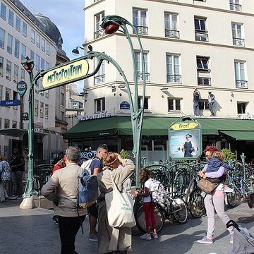 Métropolitain, station Cadet