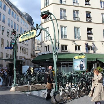 Métropolitain, station Cadet