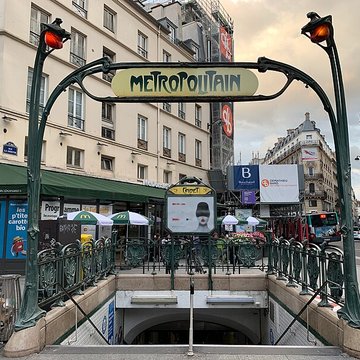 Métropolitain, station Cadet