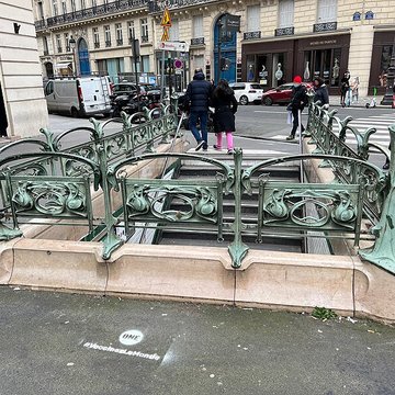 Métropolitain, station Cadet