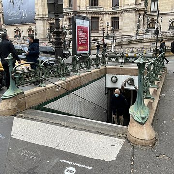 Métropolitain, station Cadet