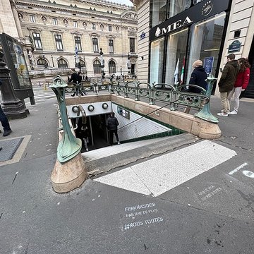 Métropolitain, station Cadet