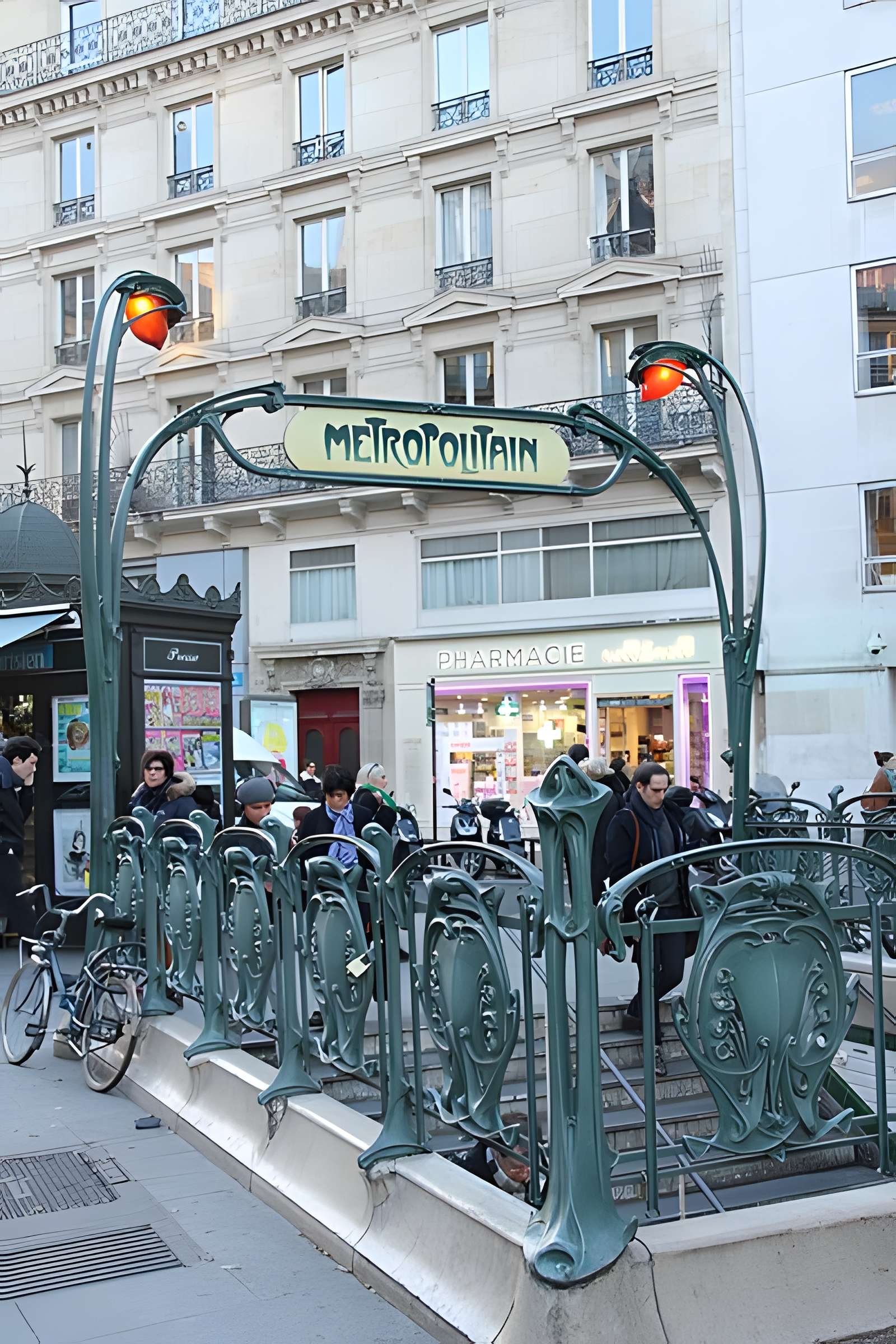 Métropolitain, station Cadet