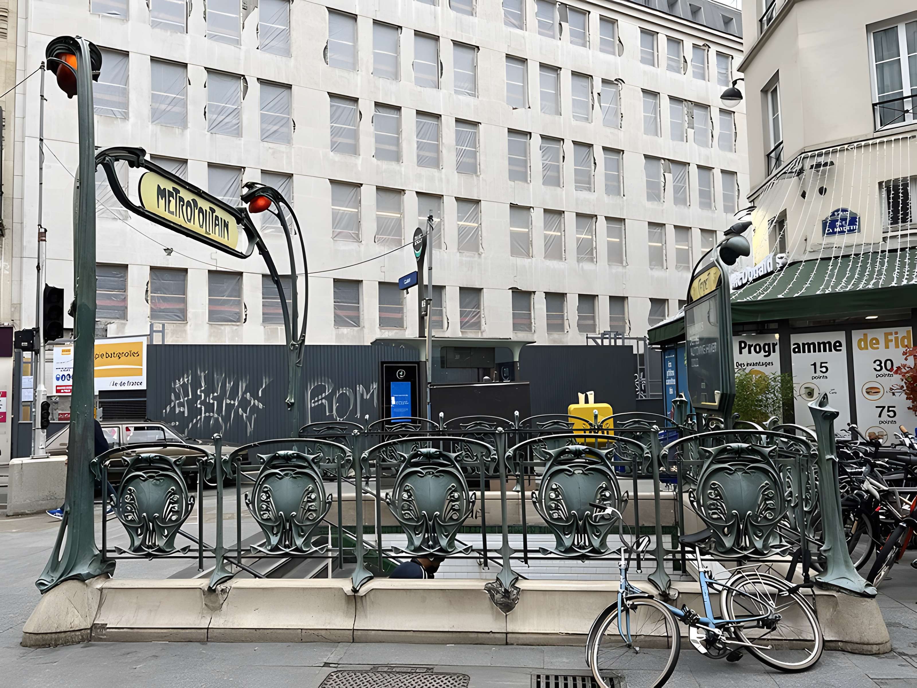 Métropolitain, station Cadet