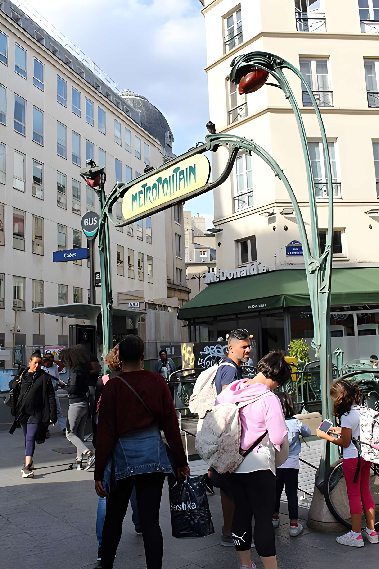 Métropolitain, station Cadet