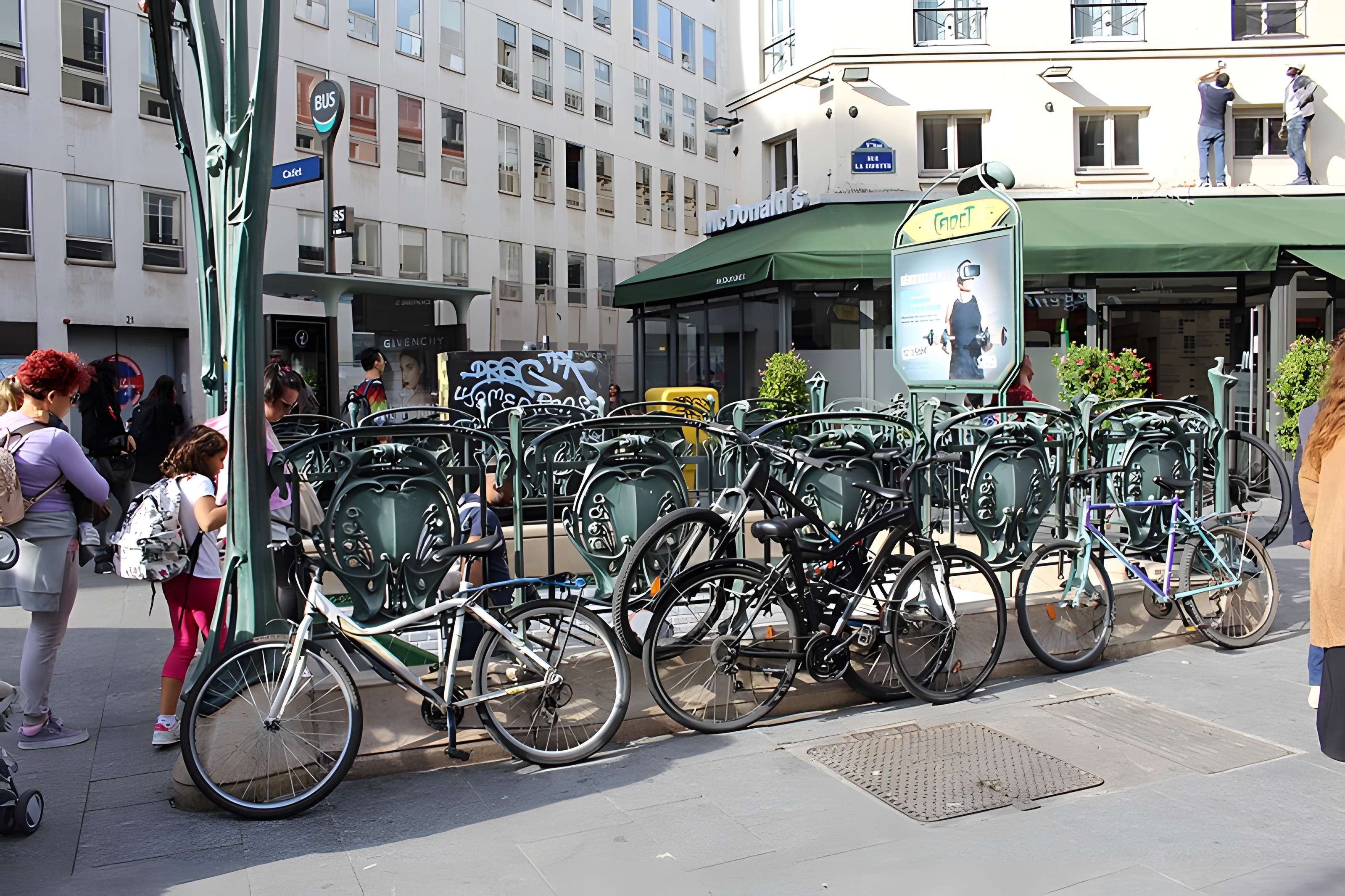 Métropolitain, station Cadet