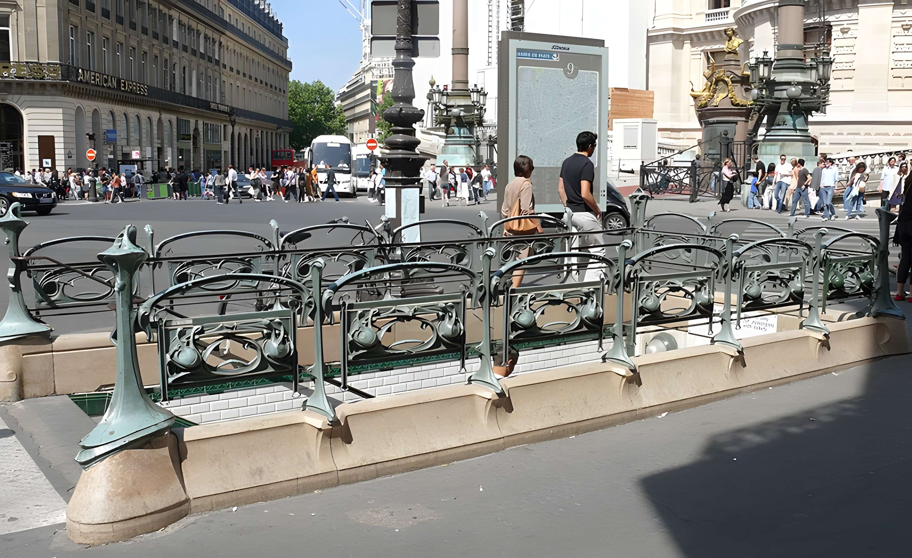 Métropolitain, station Cadet