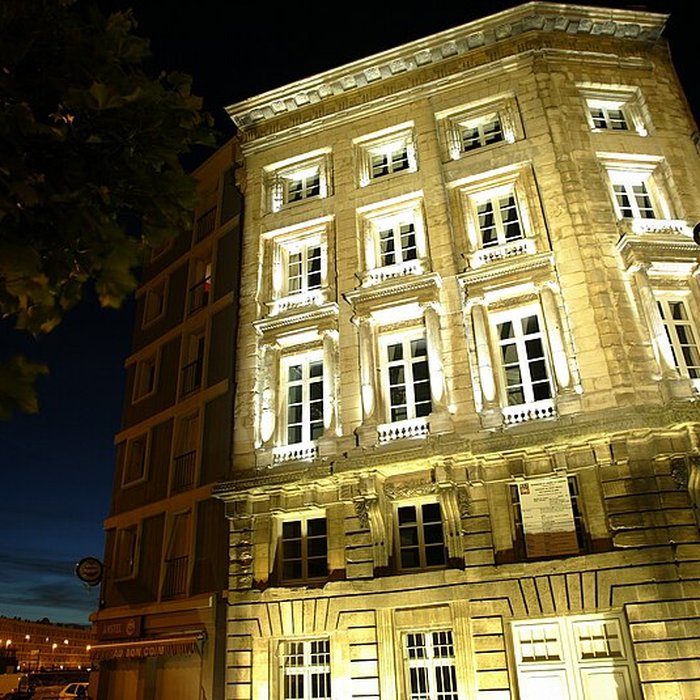 Photo de Immeuble ancienne maison de lArmateur, actuellement Musée de lArmement naval