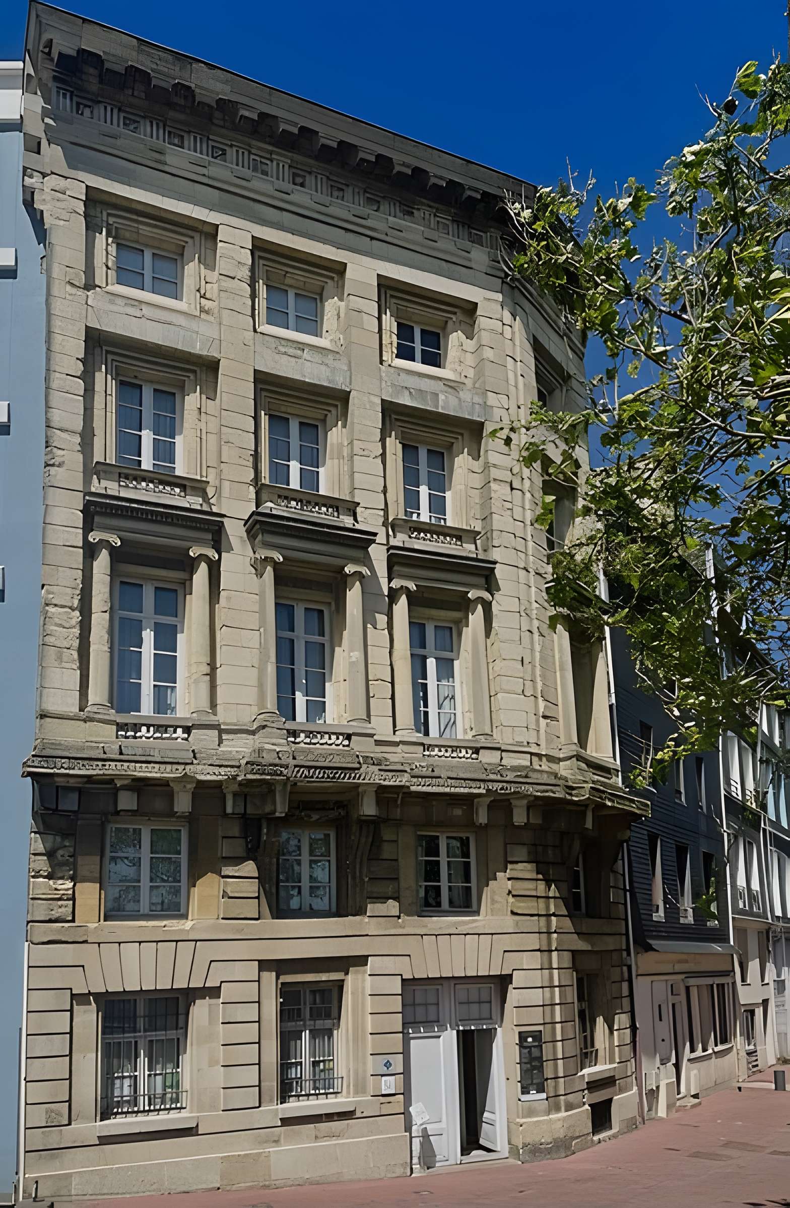 Immeuble (ancienne maison de l'Armateur, actuellement Musée de l'Armement naval)