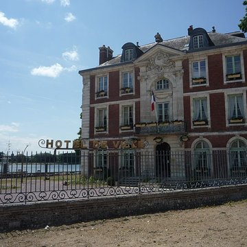 Ancienne maison de Caumont, actuellement mairie