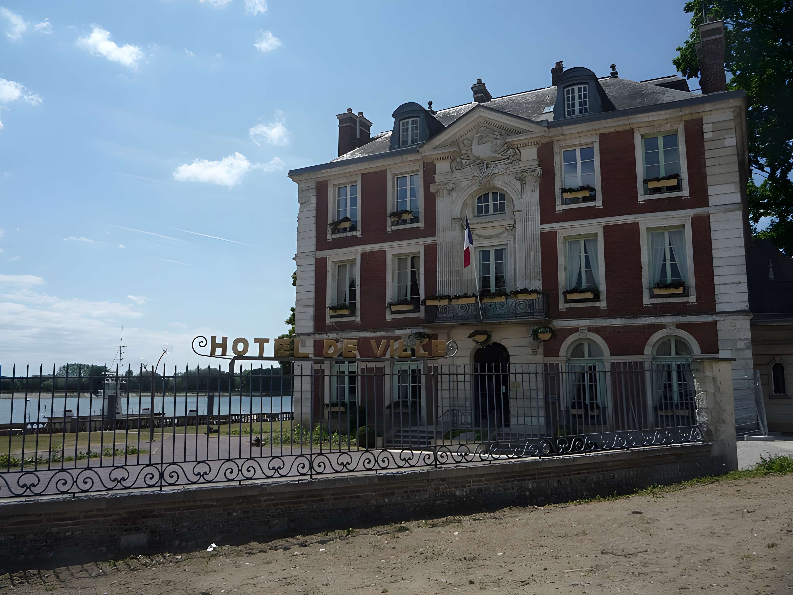 Ancienne maison de Caumont, actuellement mairie