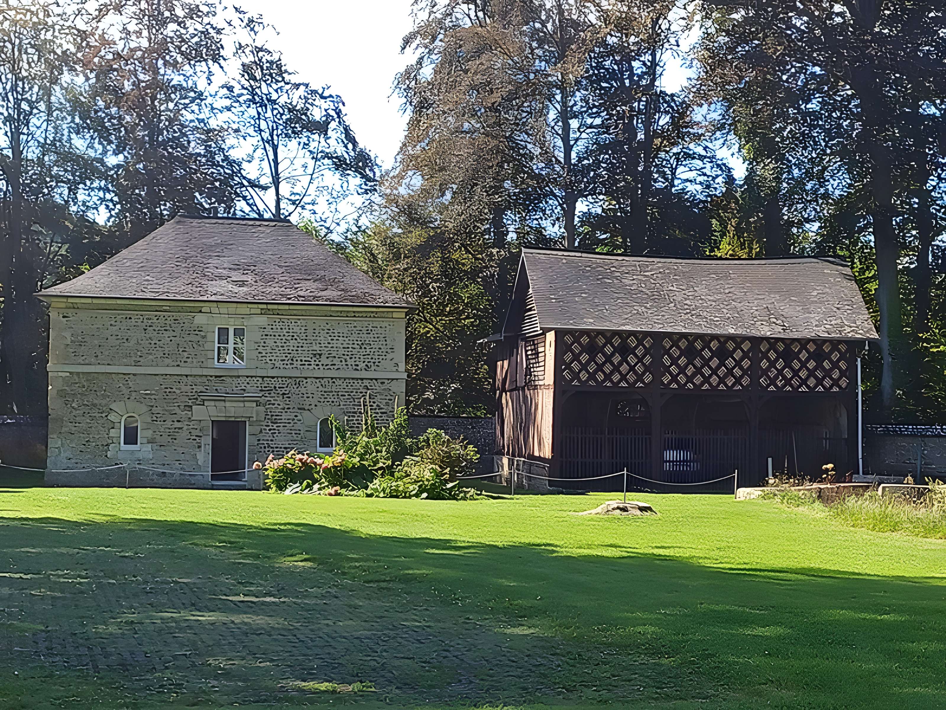 Ancienne abbaye (également sur commune de Thérouldeville)