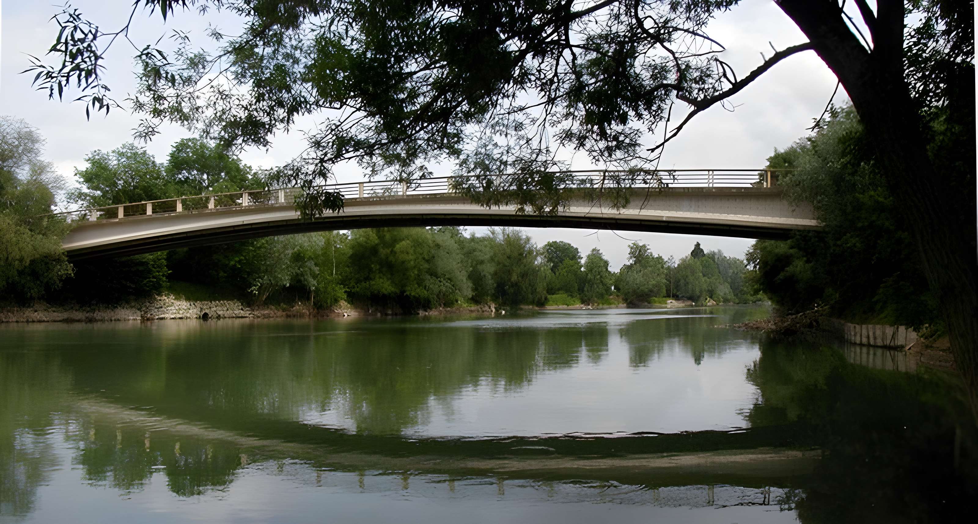 Pont sur la Marne (également sur commune d'Isles-lès-Villenoy)