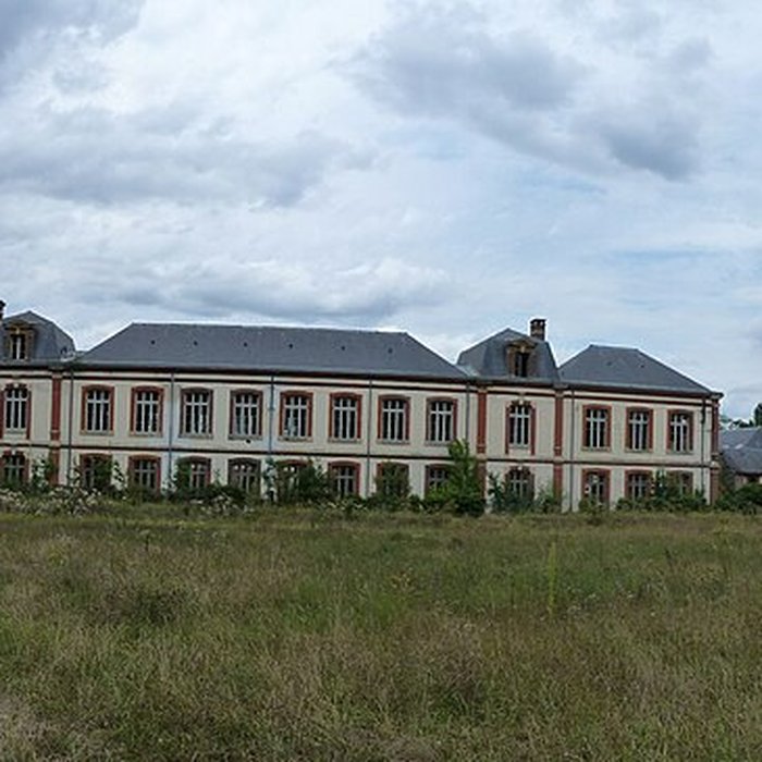 Photo de Ancien chenil royal, actuellement école dapplication dartillerie