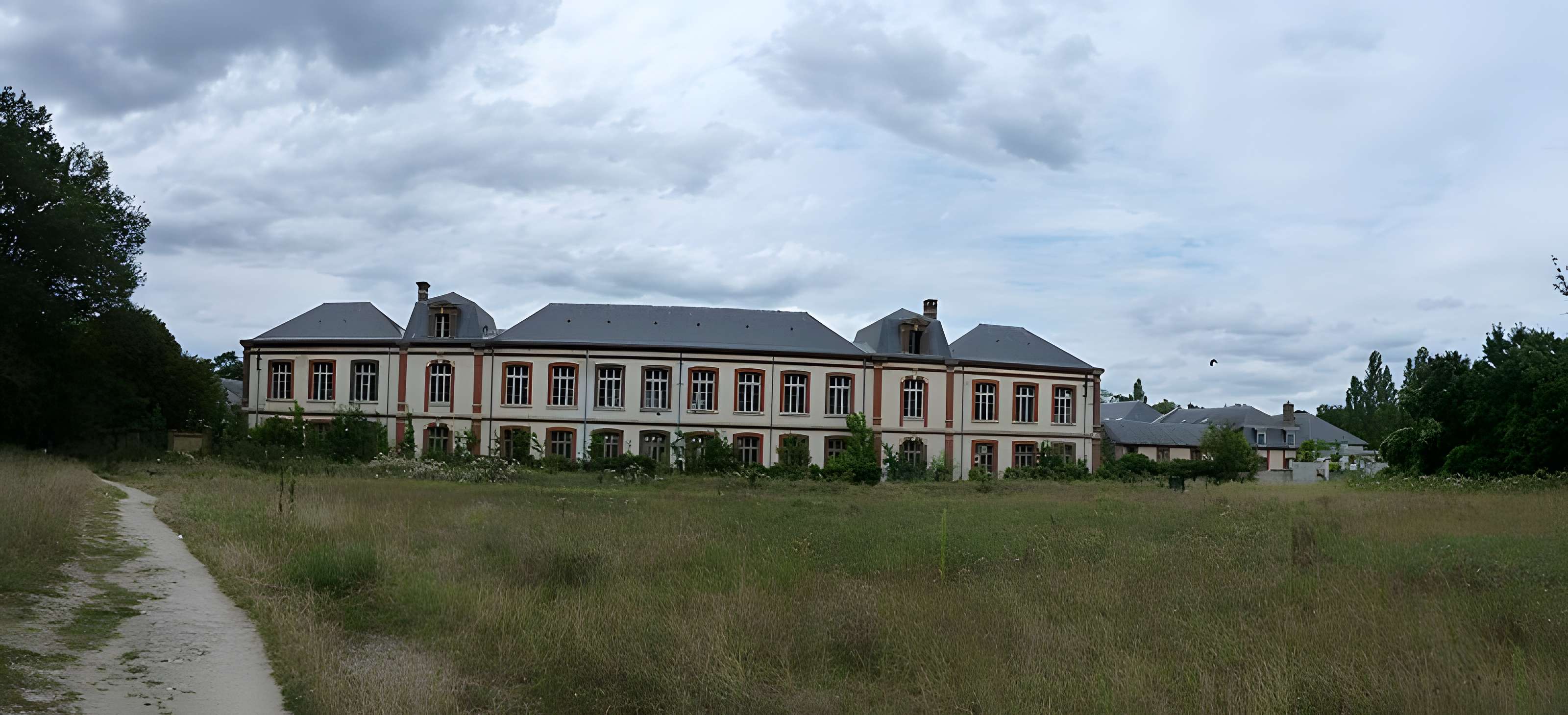 Ancien chenil royal, actuellement école d'application d'artillerie