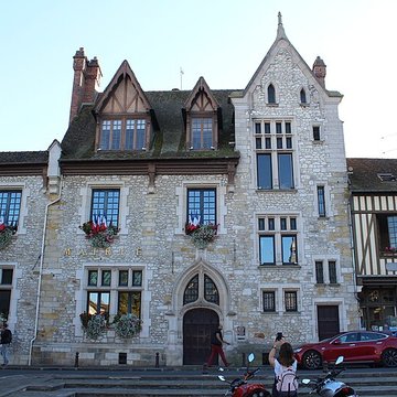 Ancienne maison Clément, actuellement hôtel de ville