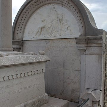 Grande croix de la tombe de Mandon