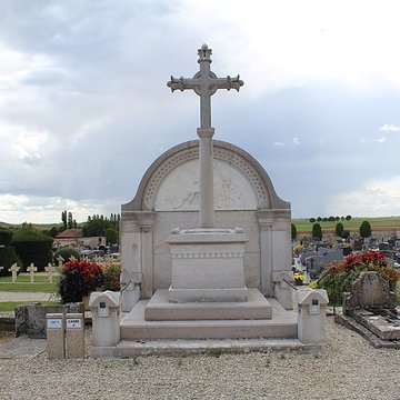 Grande croix de la tombe de Mandon
