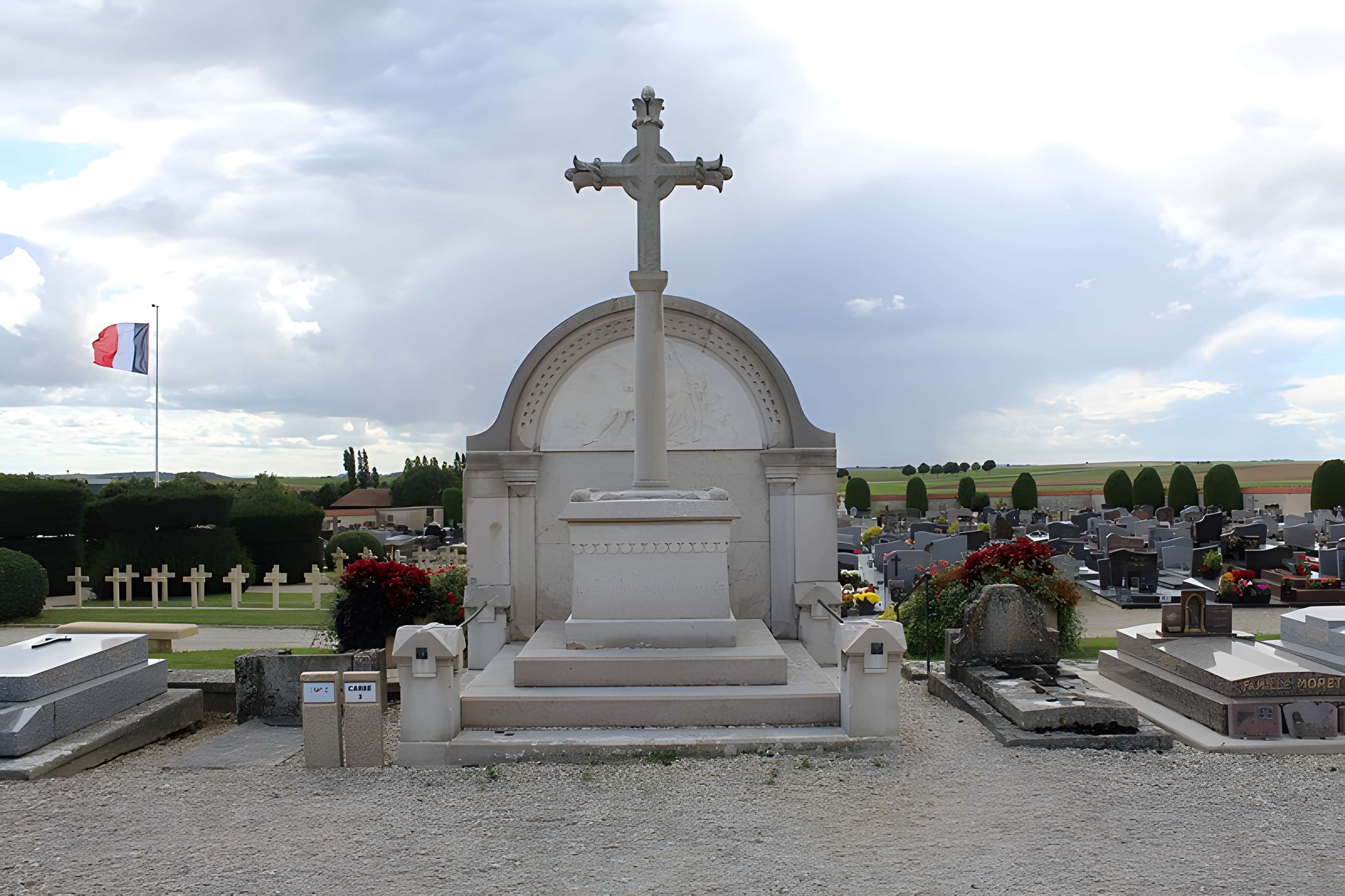 Grande croix de la tombe de Mandon