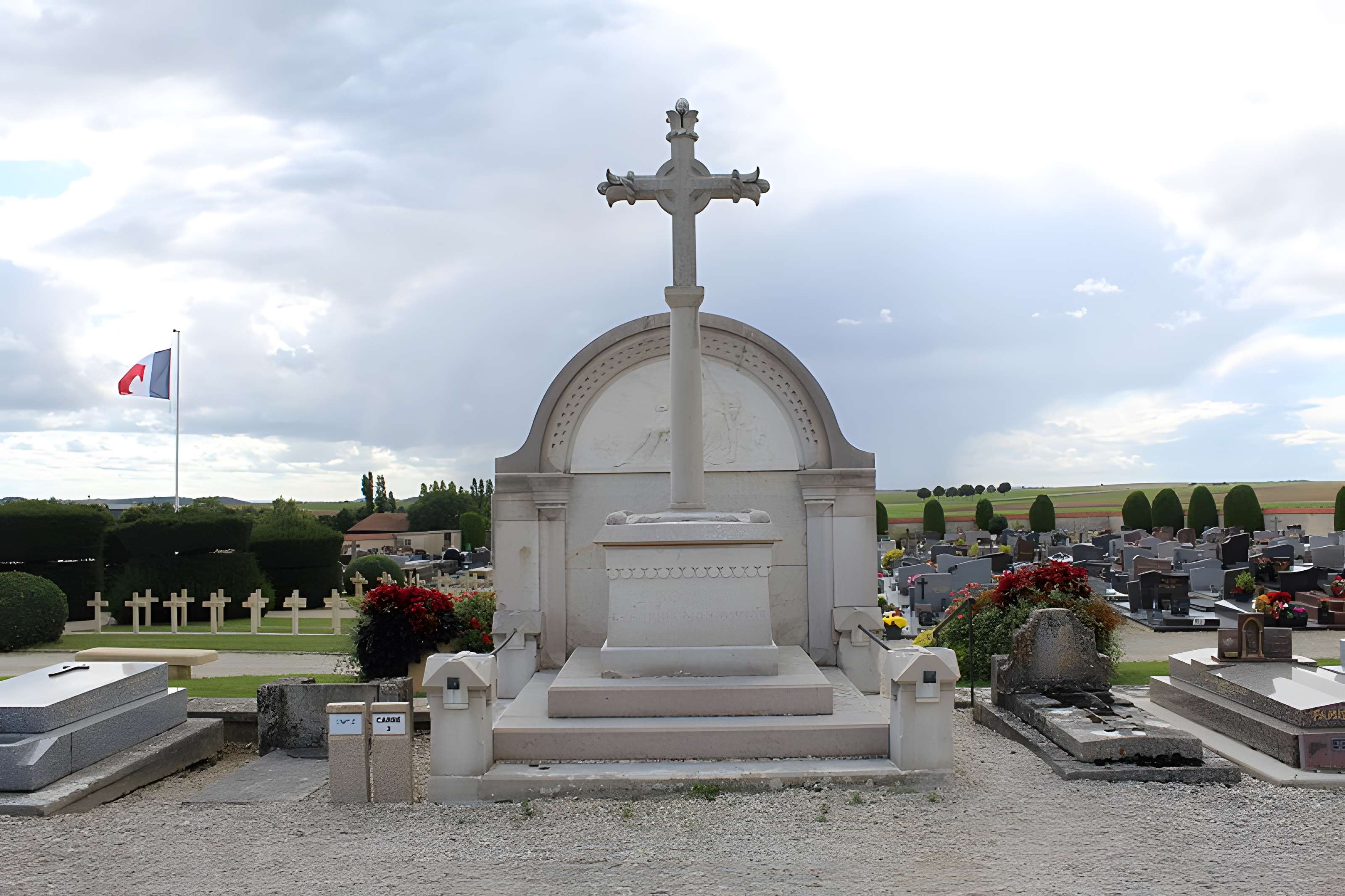 Grande croix de la tombe de Mandon