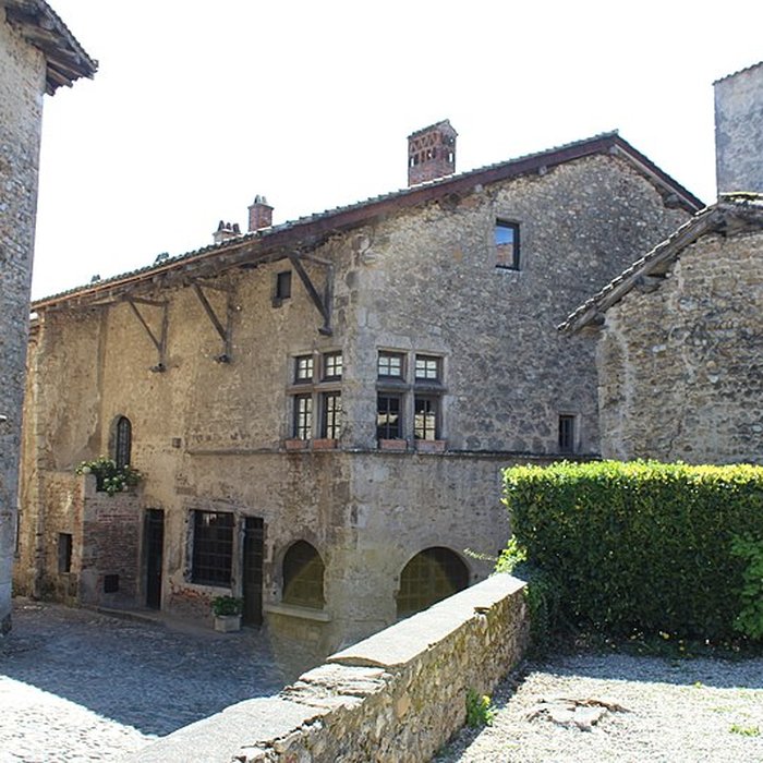 Photo de Maison sise face à la porte dEn-Haut à Pérouges