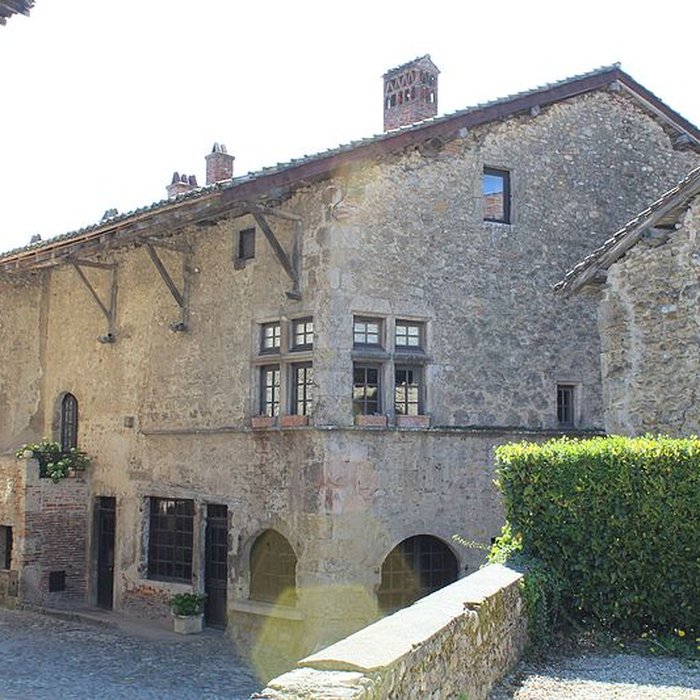 Photo de Maison sise face à la porte dEn-Haut à Pérouges