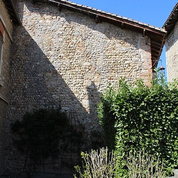 Maison sise face à la porte dEn-Haut à Pérouges