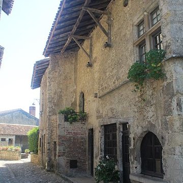 Maison sise face à la porte dEn-Haut à Pérouges