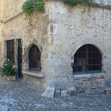 Maison sise face à la porte dEn-Haut à Pérouges