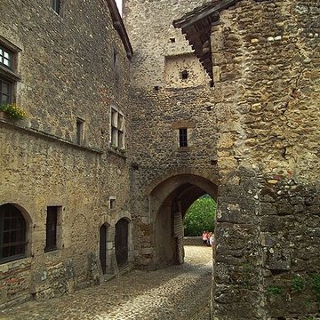 Maison sise face à la porte dEn-Haut à Pérouges