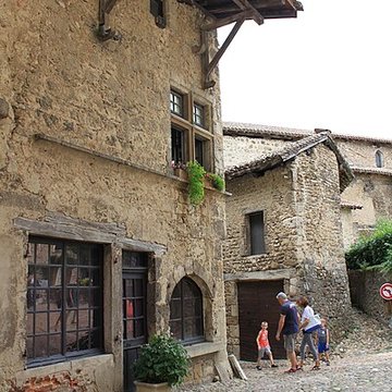 Maison sise face à la porte dEn-Haut à Pérouges
