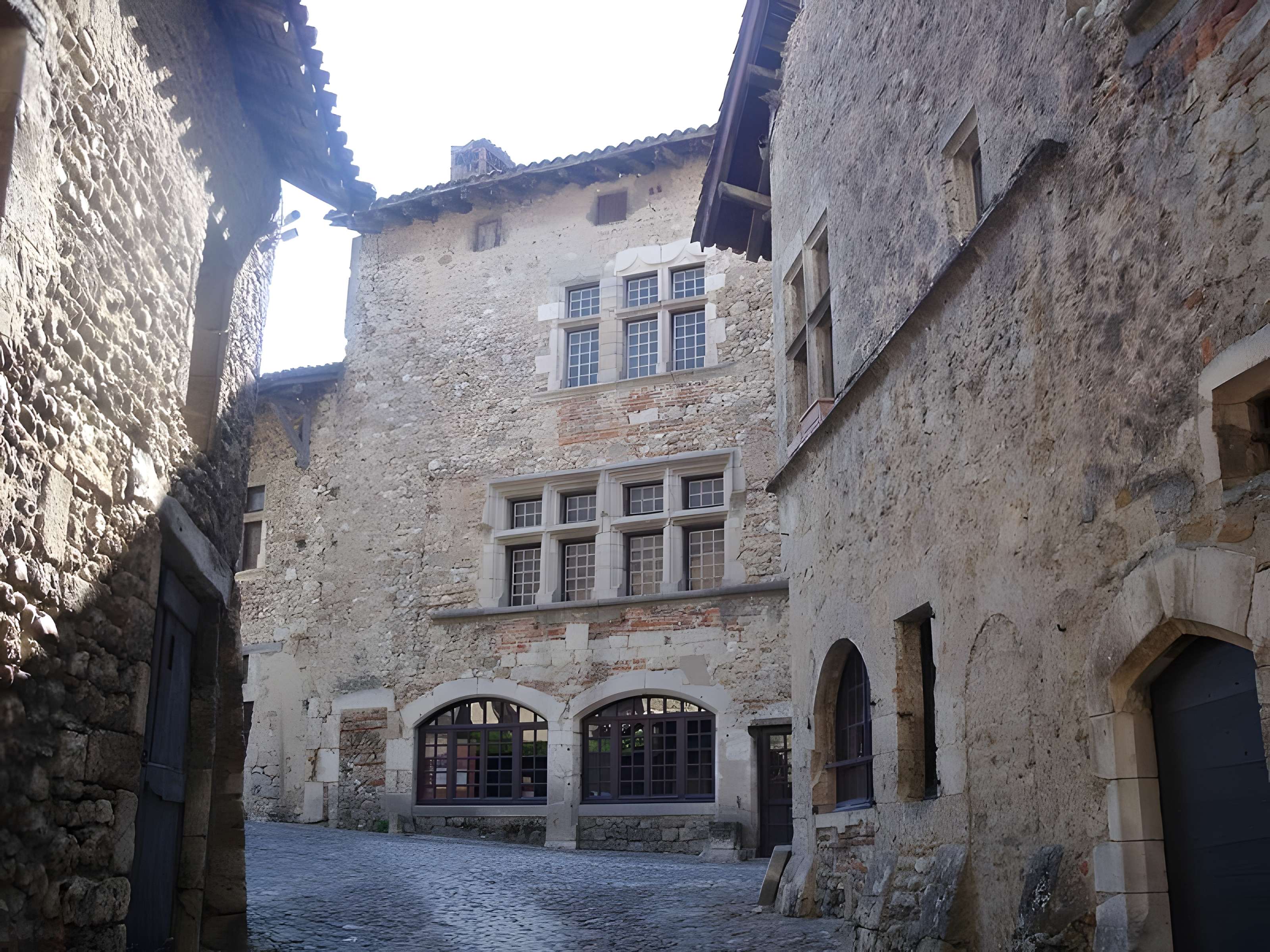 Maison sise face à la porte d'En-Haut à Pérouges