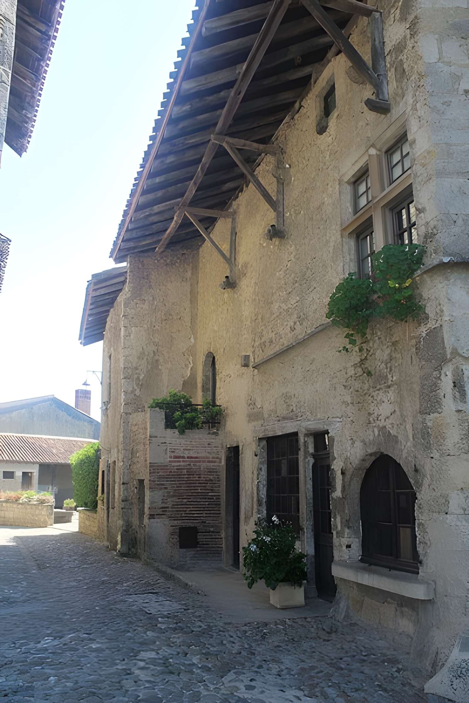 Maison sise face à la porte d'En-Haut à Pérouges