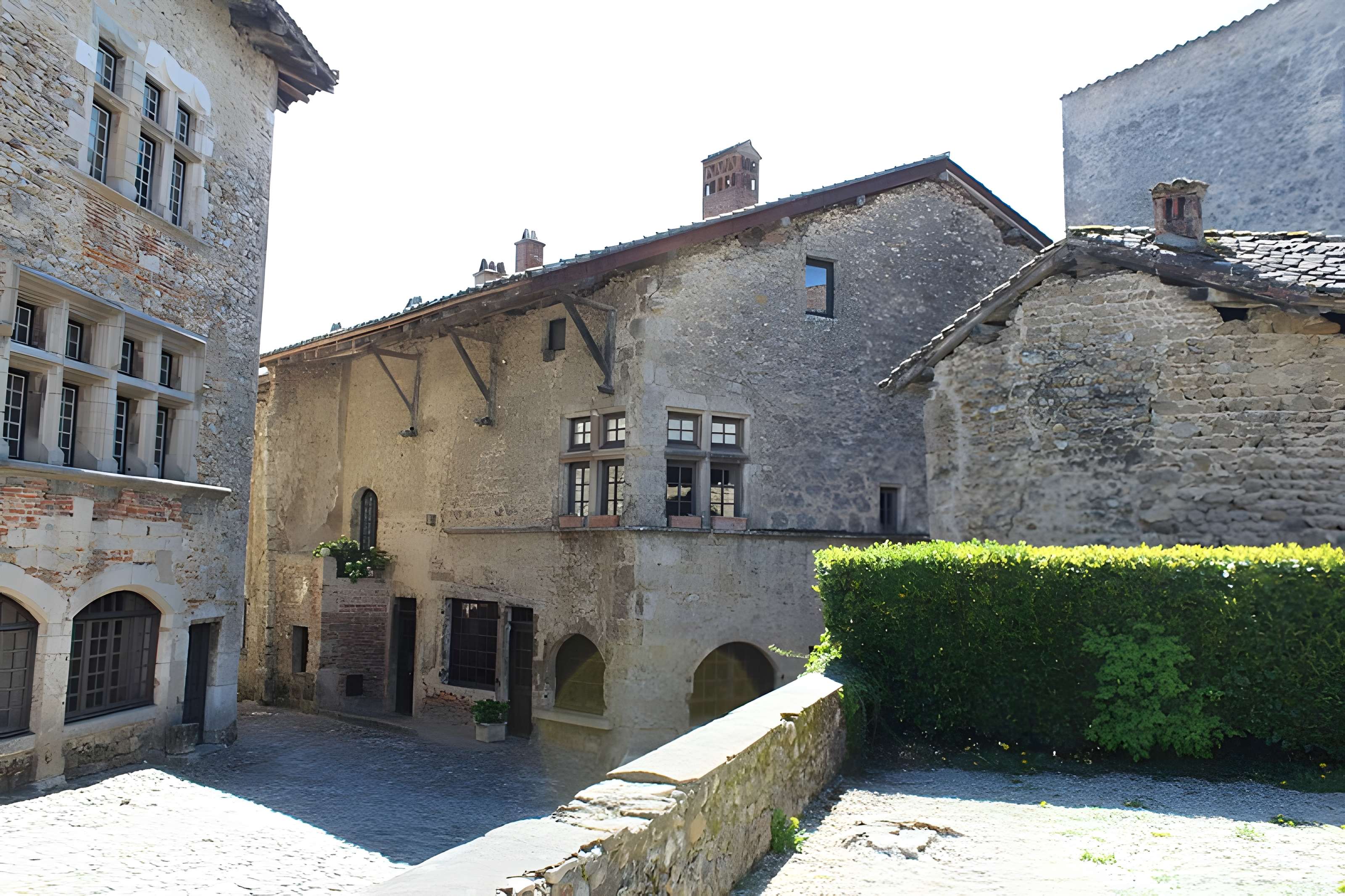 Maison sise face à la porte d'En-Haut à Pérouges