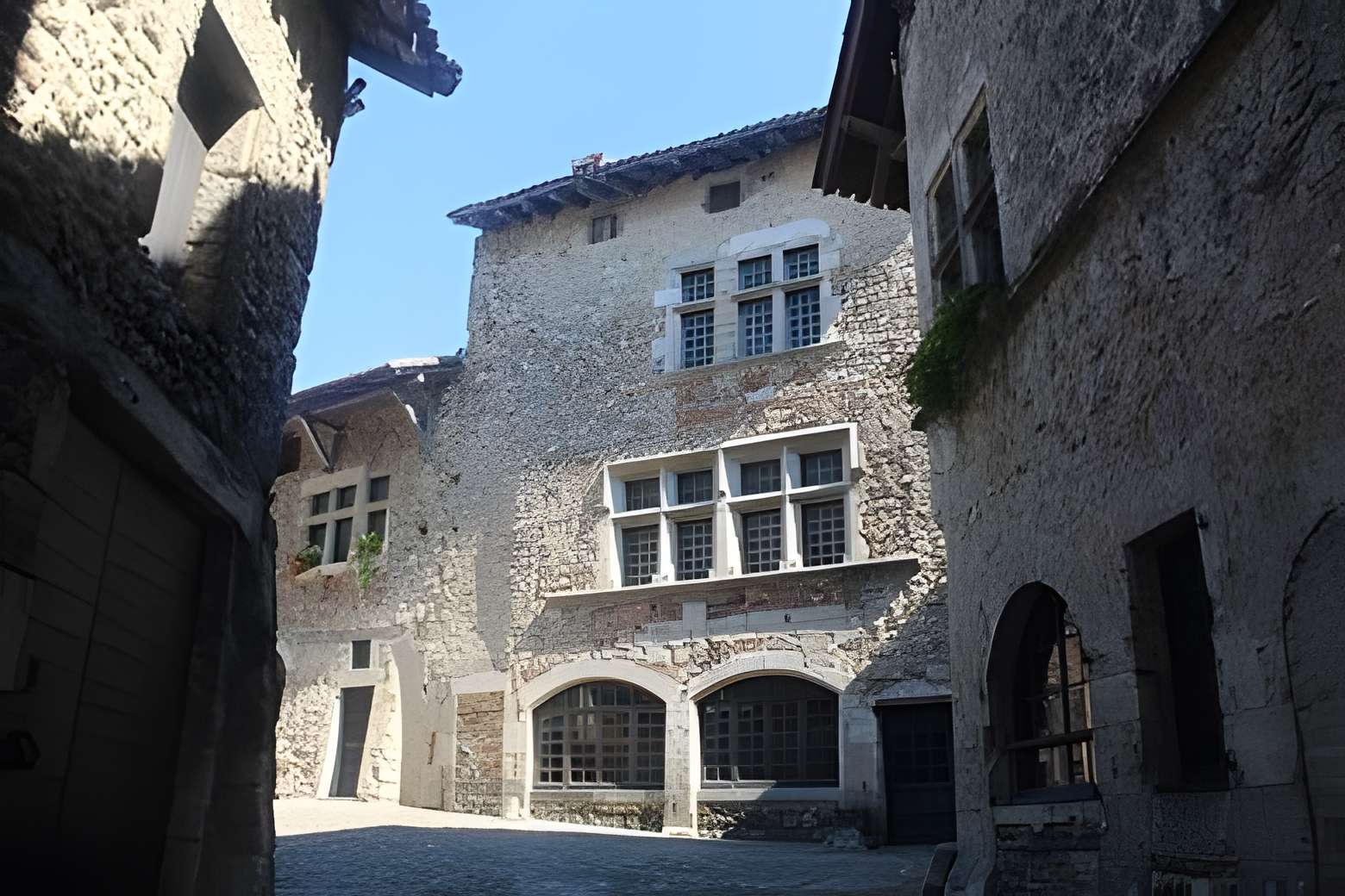 Maison sise face à la porte d'En-Haut à Pérouges 
