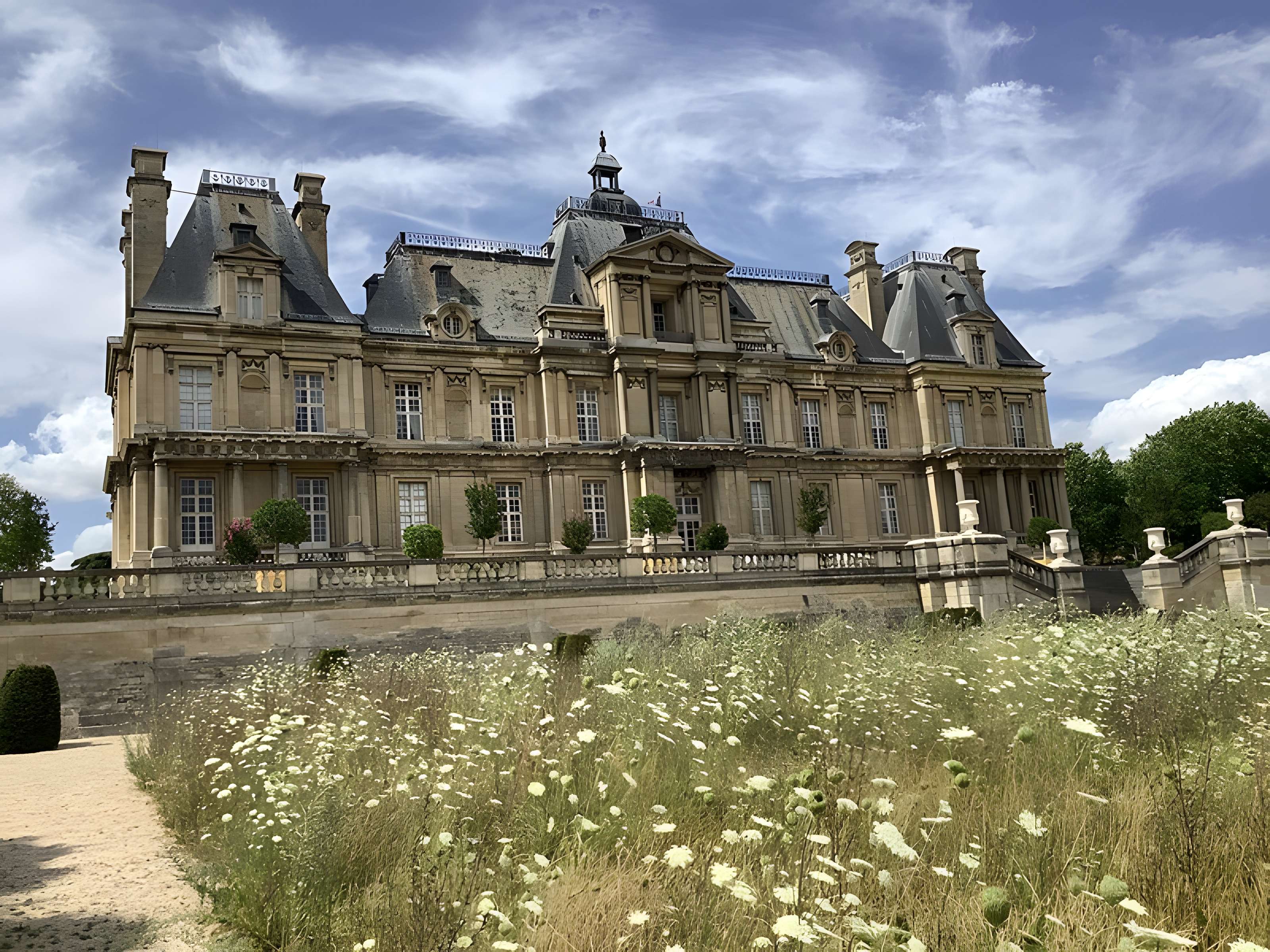 Mur d'enceinte du château : vestiges