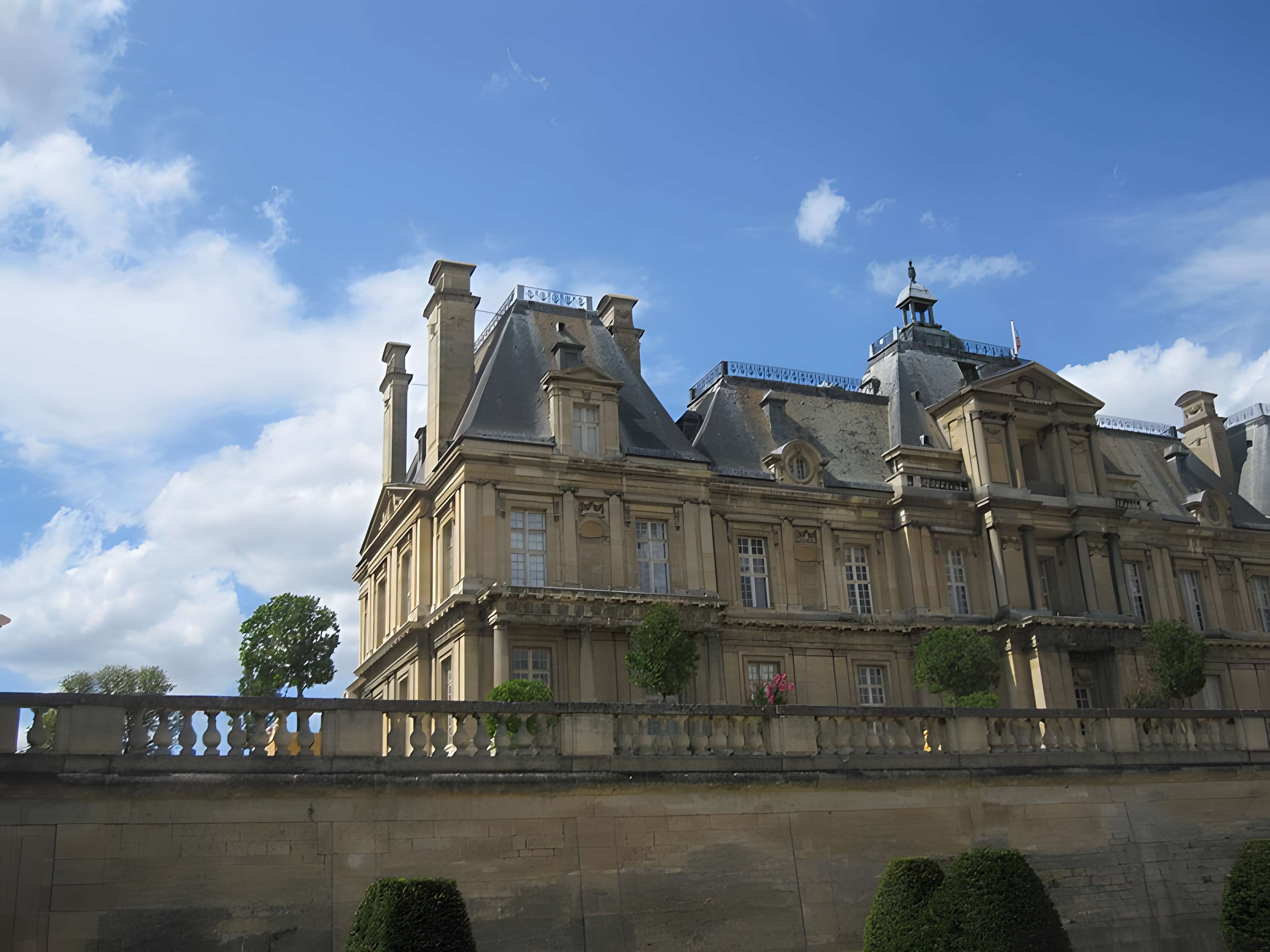 Mur d'enceinte du château : vestiges