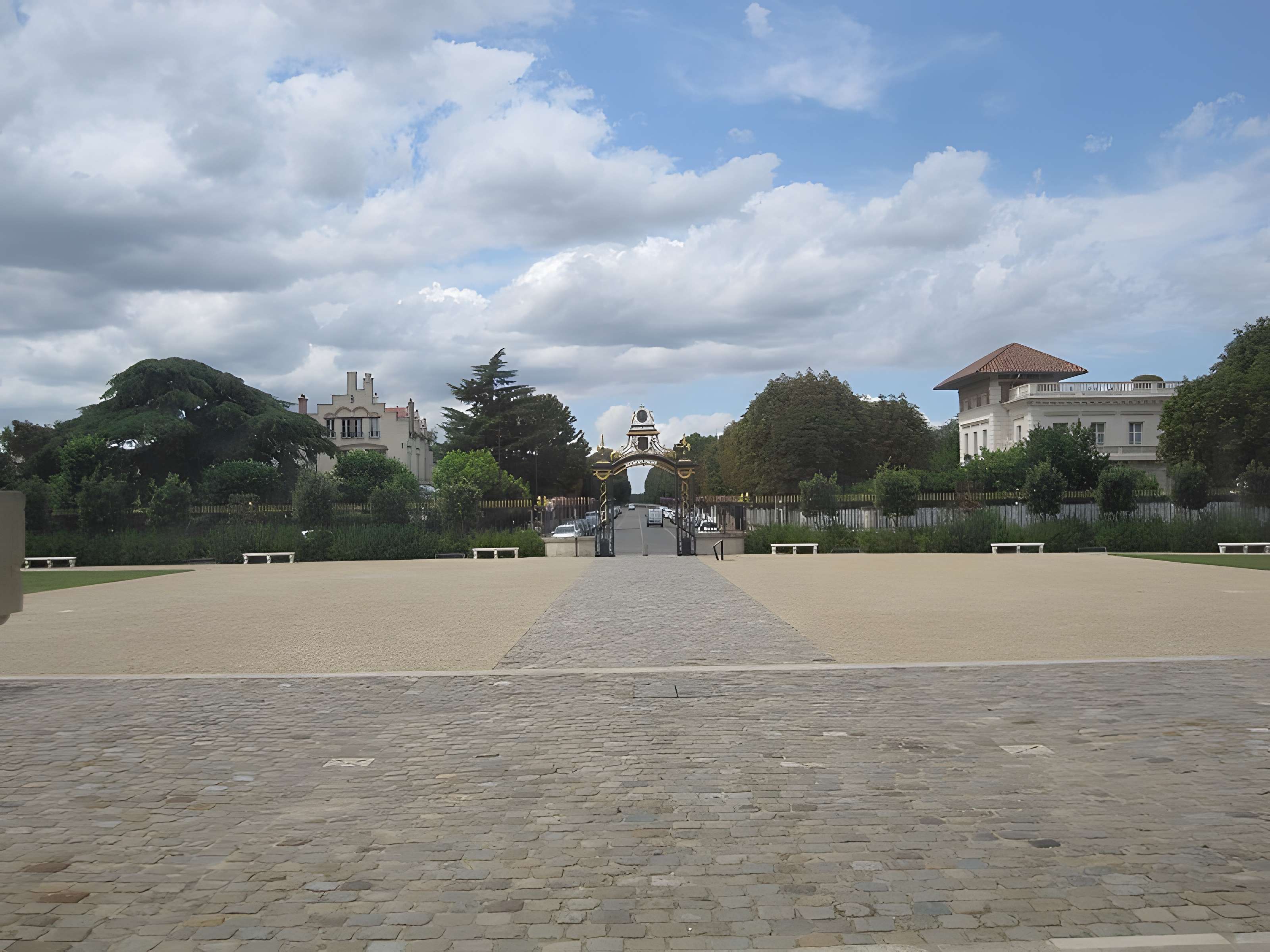 Mur d'enceinte du château : vestiges