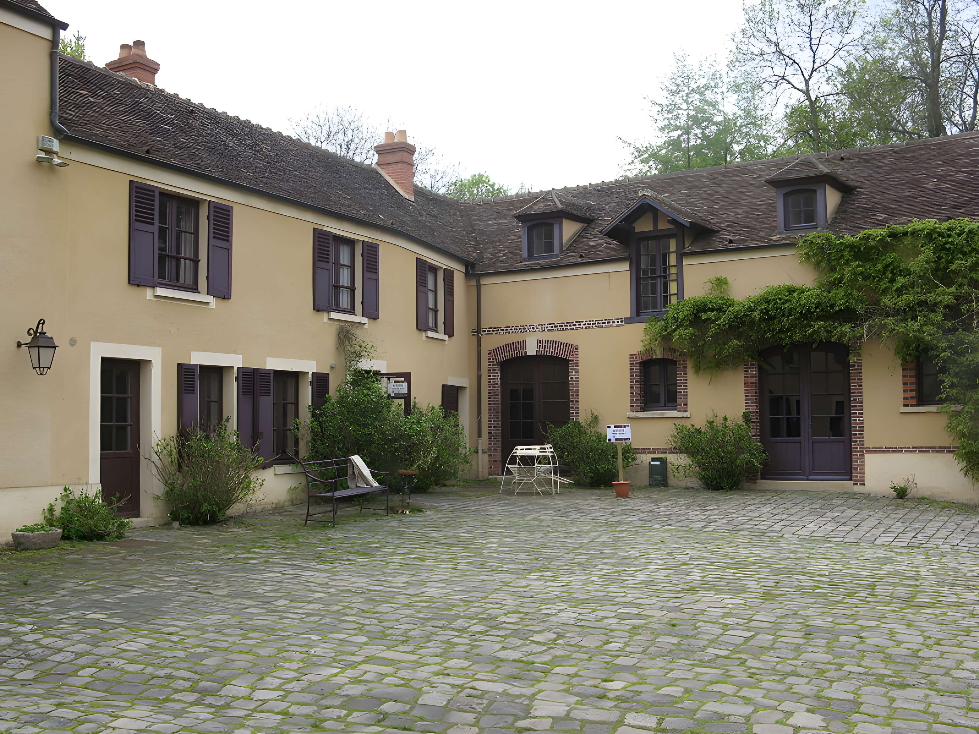 Ancien moulin de Villeneuve, maison de campagne d'Elsa Triolet et de Louis Aragon