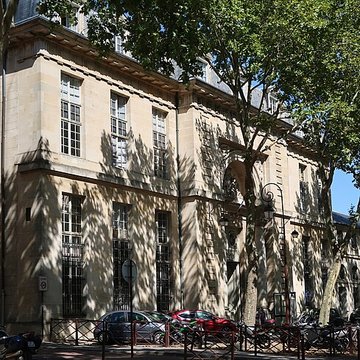 Ancien hôtel de la Surintendance des Bâtiments du Roi, puis ancien petit séminaire, puis Caserne Vauban