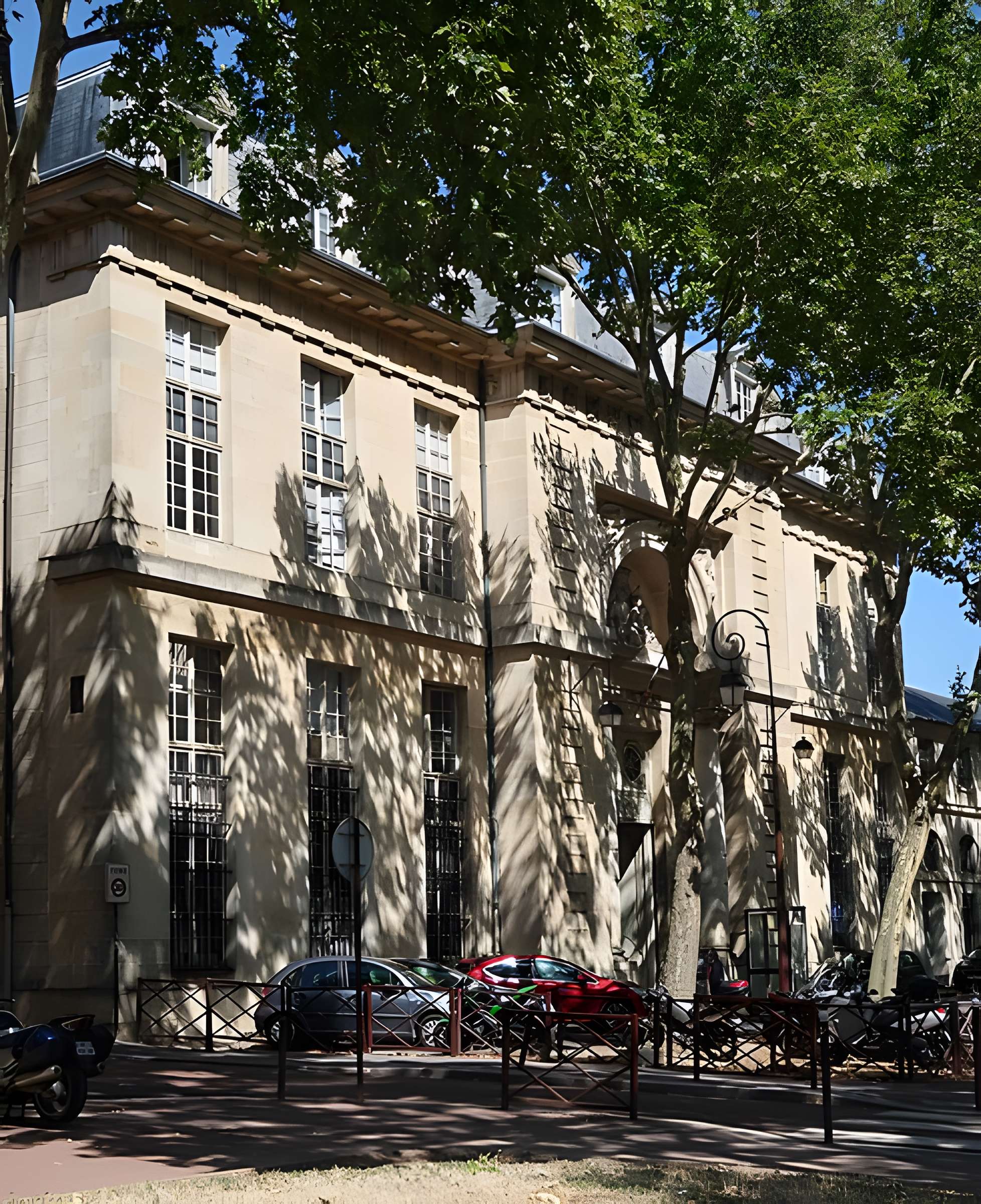 Ancien hôtel de la Surintendance des Bâtiments du Roi, puis ancien petit séminaire, puis Caserne Vauban
