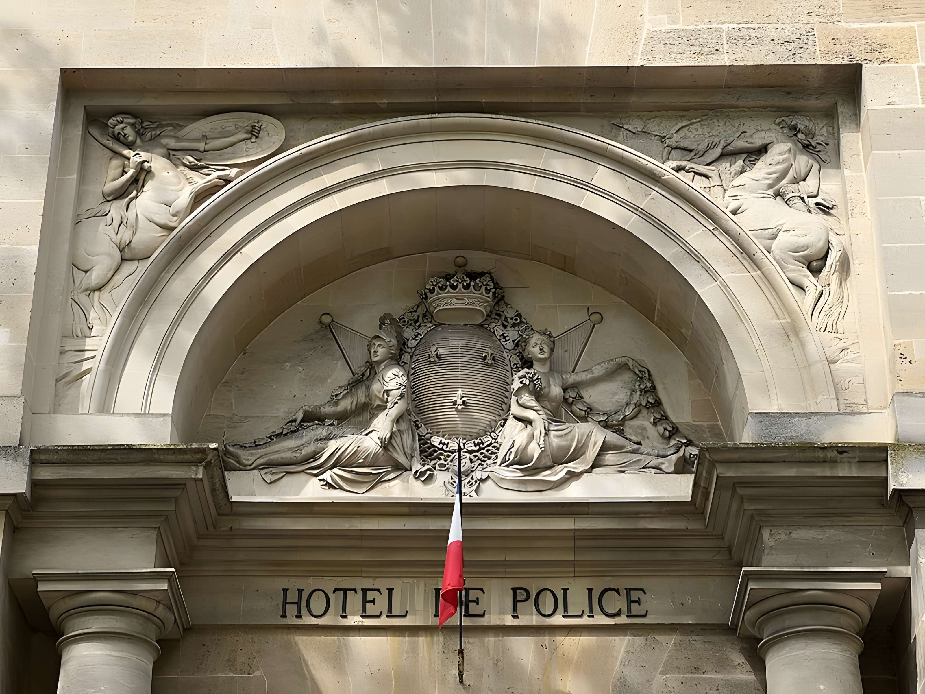 Ancien hôtel de la Surintendance des Bâtiments du Roi, puis ancien petit séminaire, puis Caserne Vauban