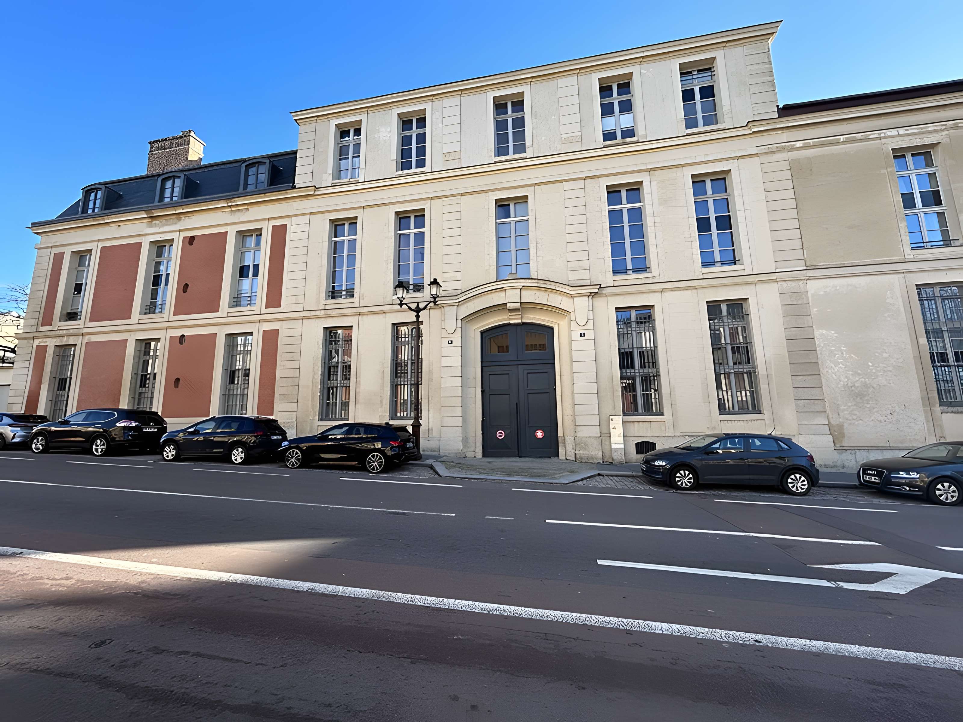 Ancien hôtel de la Surintendance des Bâtiments du Roi, puis ancien petit séminaire, puis Caserne Vauban