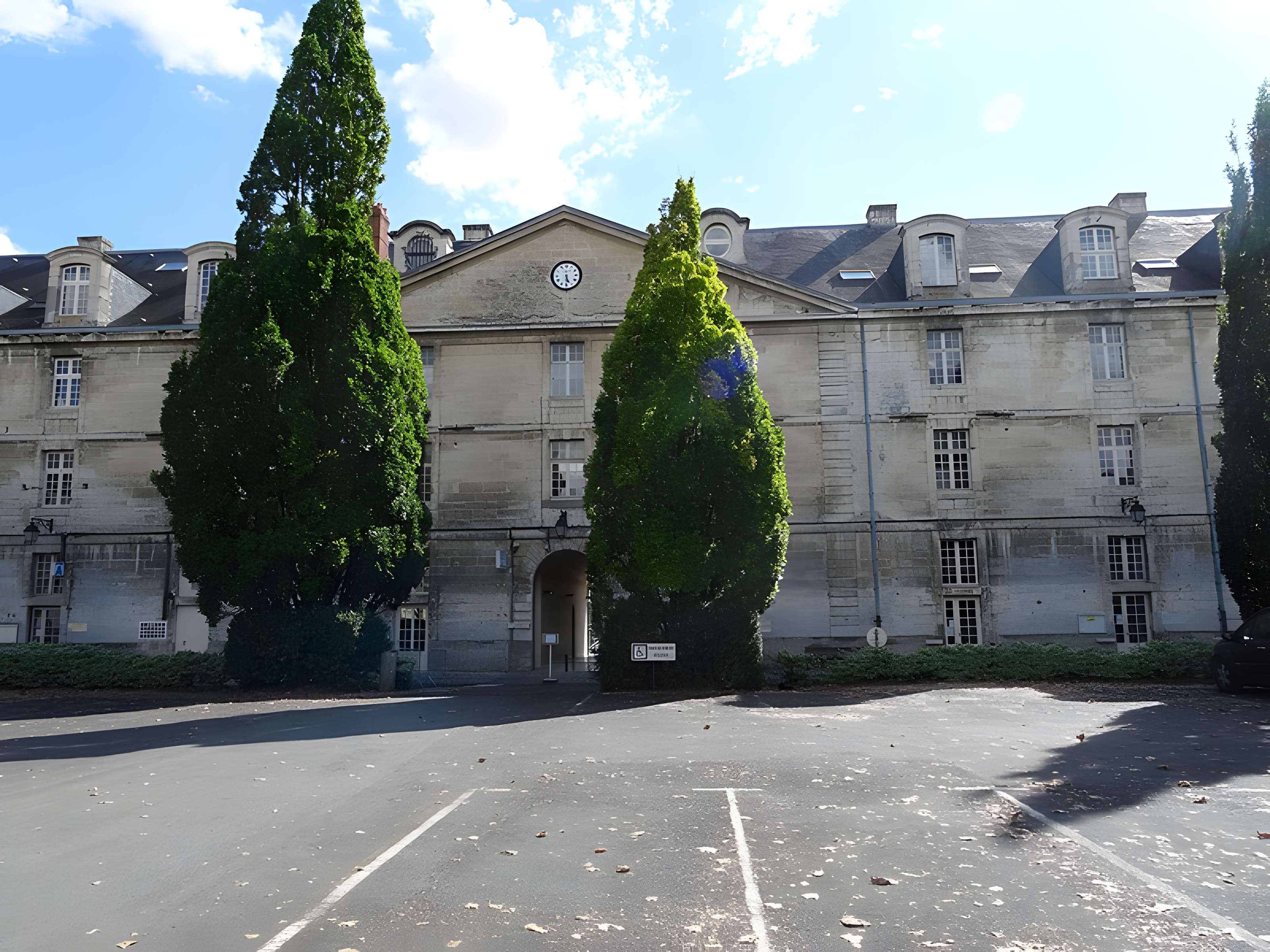 Caserne Duguesclin ou centre Duguesclin