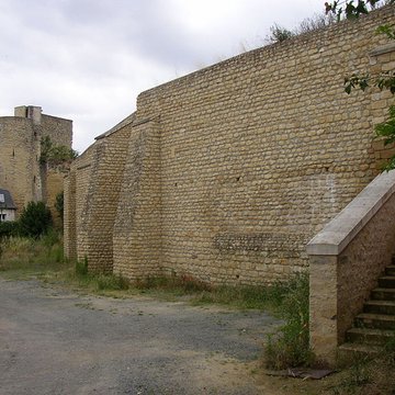 Restes des anciens remparts